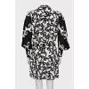 Fitted dress in black and white print