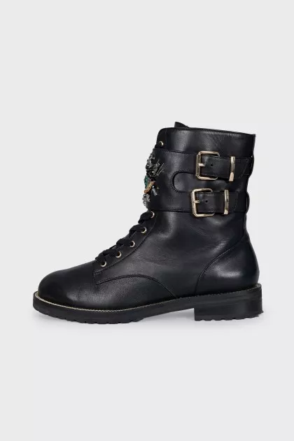 Leather boots with crystals