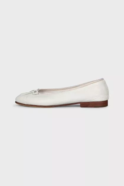 Leather ballet flats decorated with a bow