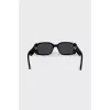 Sunglasses with volumetric logo on the temples