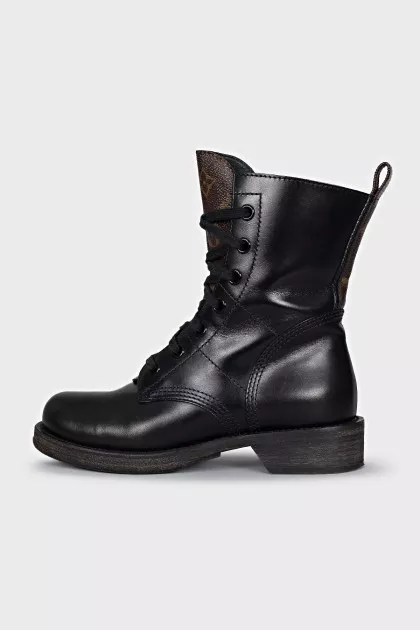 Leather boots with signature print