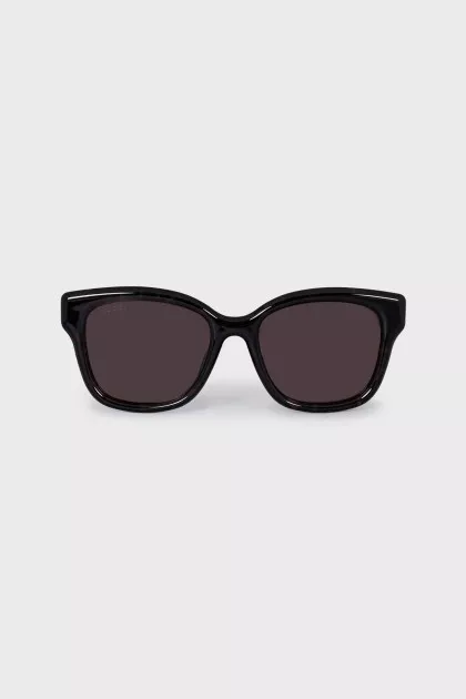 Brown wayfarer sunglasses