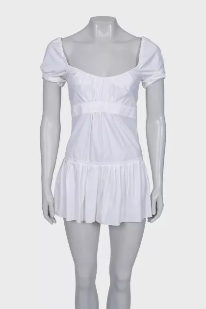 White mini dress with puff sleeves