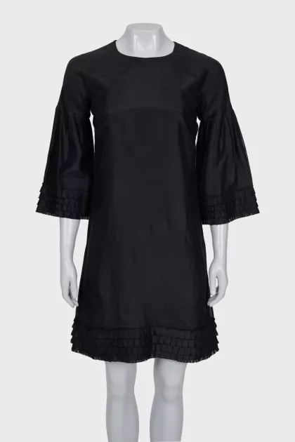 Straight cut dress decorated with frills