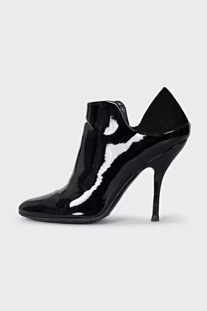 Patent leather ankle boots with textile back