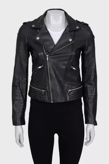 Leather jacket with a fitted cut and a zipper