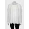 Loose-fitting blouse with a button