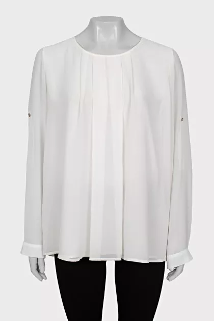 Loose-fitting blouse with a button