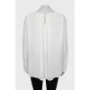 Loose-fitting blouse with a button
