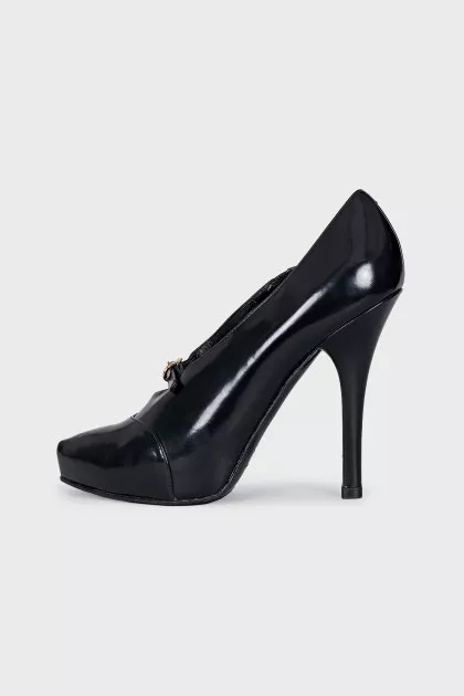 Black shoes with a shaped cutout