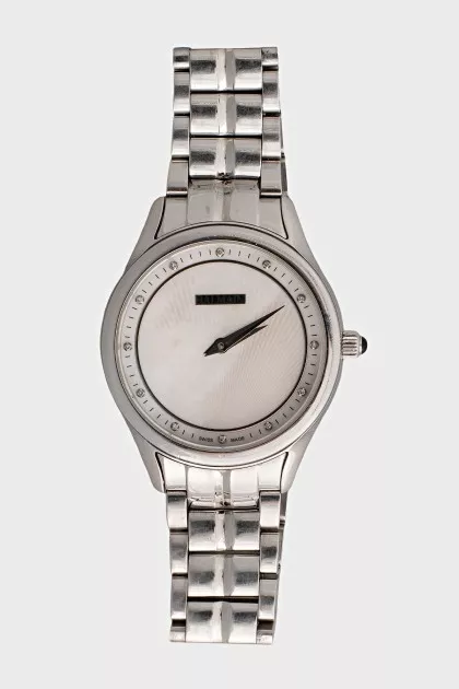 Quartz watch with mother of pearl