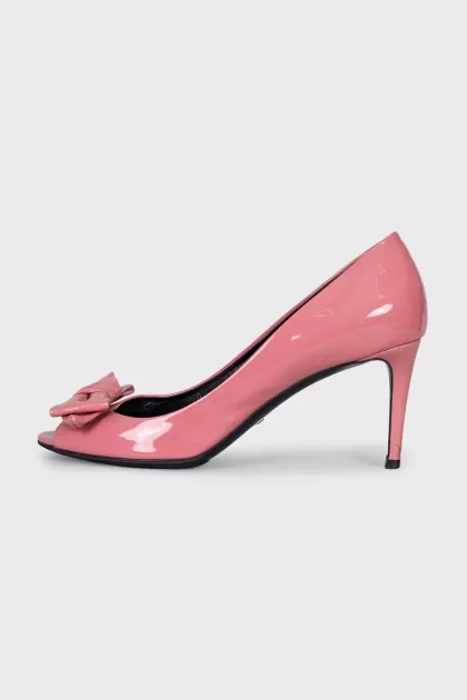 Patent leather shoes with a bow and open toe