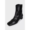 Leather boots with a zipper
