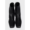 Leather boots with a zipper