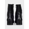 Leather boots with a zipper