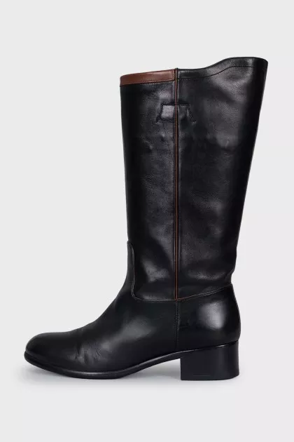 Leather boots without fastening