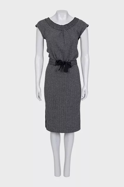 Fitted dress with a bow