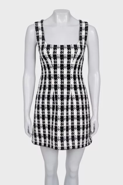 Fitted dress with a zipper and a square neckline
