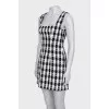 Fitted dress with a zipper and a square neckline