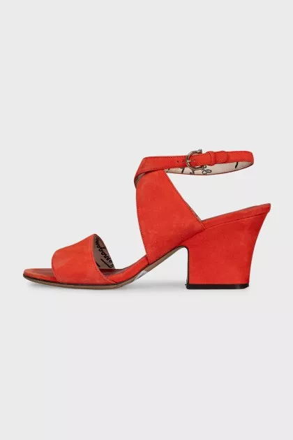 Suede sandals with a stable heel