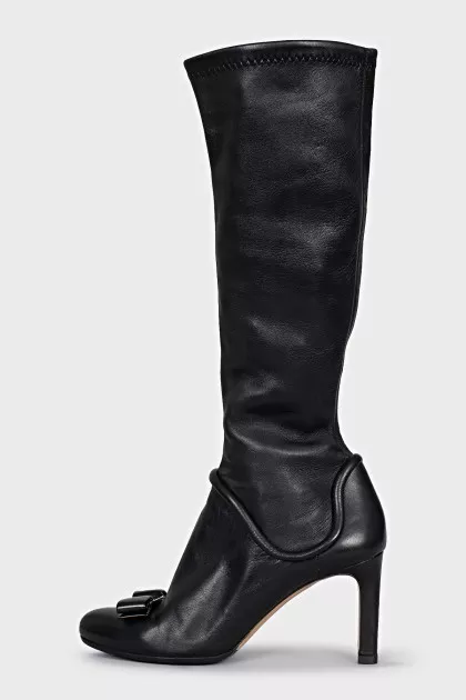 Leather boots with bows