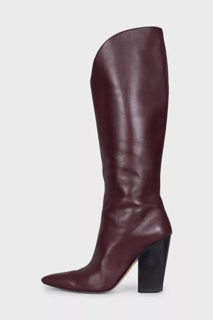Red pointed-toe boots