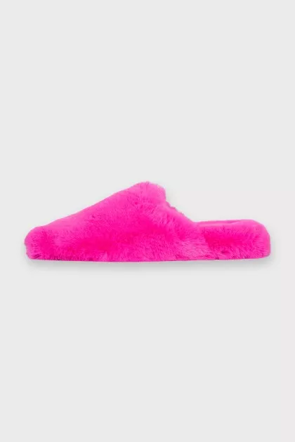 Pink flip-flops with long pile