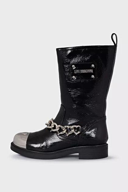 Patent leather boots decorated with a chain