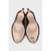 Shoes with relief embroidery