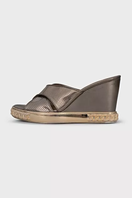 Leather flip-flops with perforations