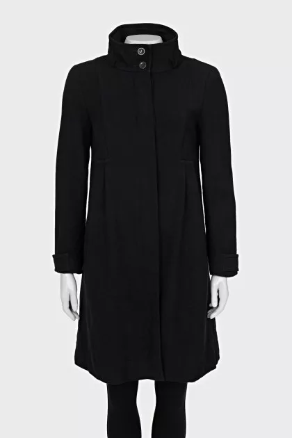Straight-cut coat with a stand-up collar