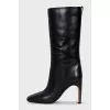 Leather boots with heels and no fastening