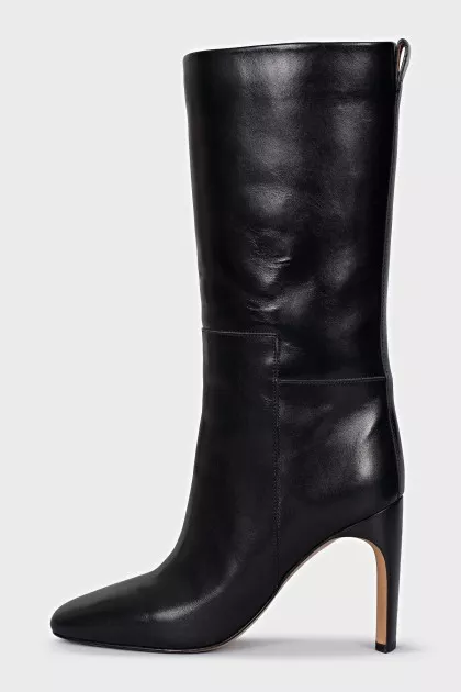Leather boots with heels and no fastening