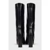 Leather boots with heels and no fastening