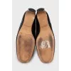 Leather boots with heels and no fastening