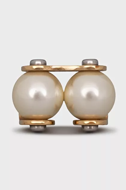 Gold ring with pearls