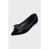 Velvet ballet flats decorated with bows