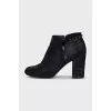 Leather ankle boots decorated with chain