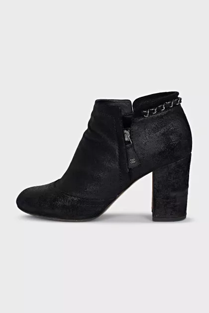 Leather ankle boots decorated with chain