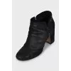 Leather ankle boots decorated with chain