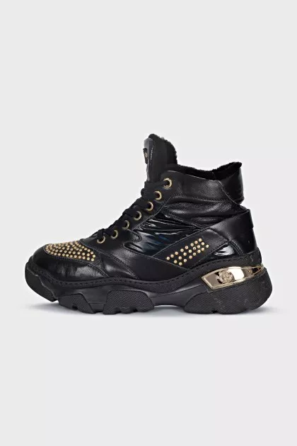 Insulated leather boots decorated with rivets
