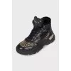 Insulated leather boots decorated with rivets