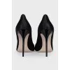 Textile court shoes with decoration