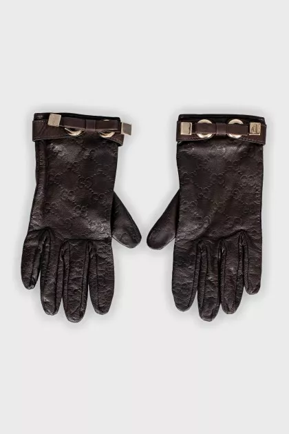 Leather gloves with branded embossing
