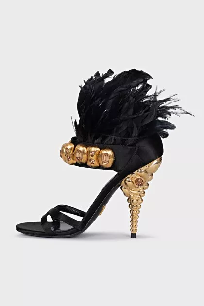 Feather sandals with a ribbed heel