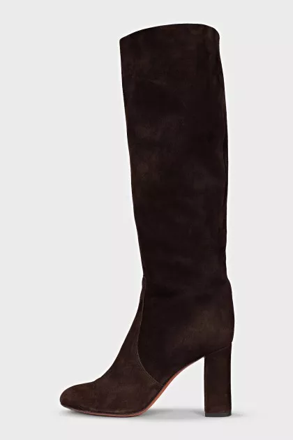 Suede boots with a stable heel