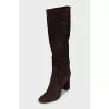 Suede boots with a stable heel
