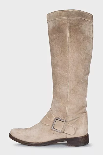 Gray boots decorated with a strap