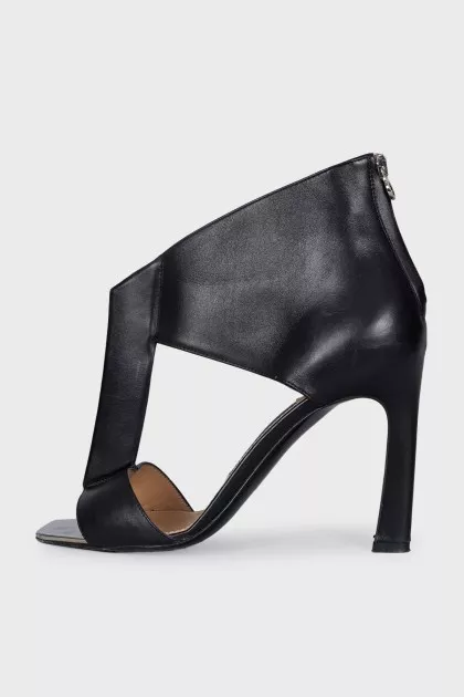 Leather sandals with metal toes
