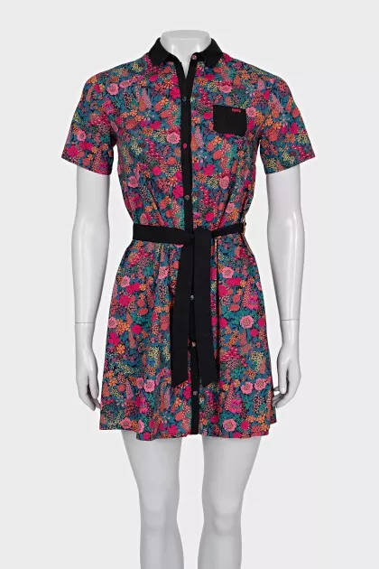 Fitted dress with a black belt